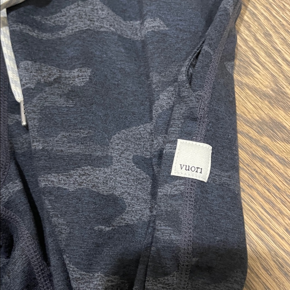Vuori Performance Camo Jogger. Navy/Gray. Size X Small - Picture 2 of 3